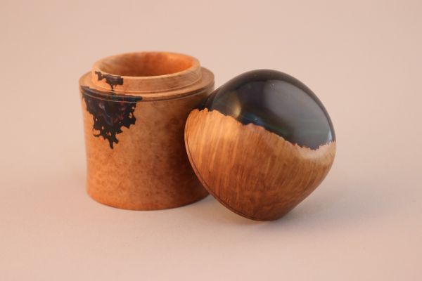 briar-wood-and-resin-lidded-box-ii-14-774559453-5E34D74FF-9D8B-382D-1EC2-17DD7057B9A6.jpeg